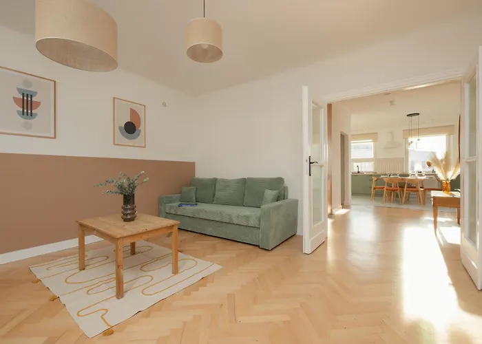 Apartment For 6 People Near Royal Baths Park By Renters Prestige