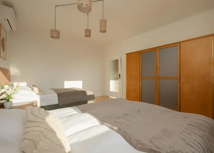 Apartment For 6 People Near Royal Baths Park By Renters Prestige